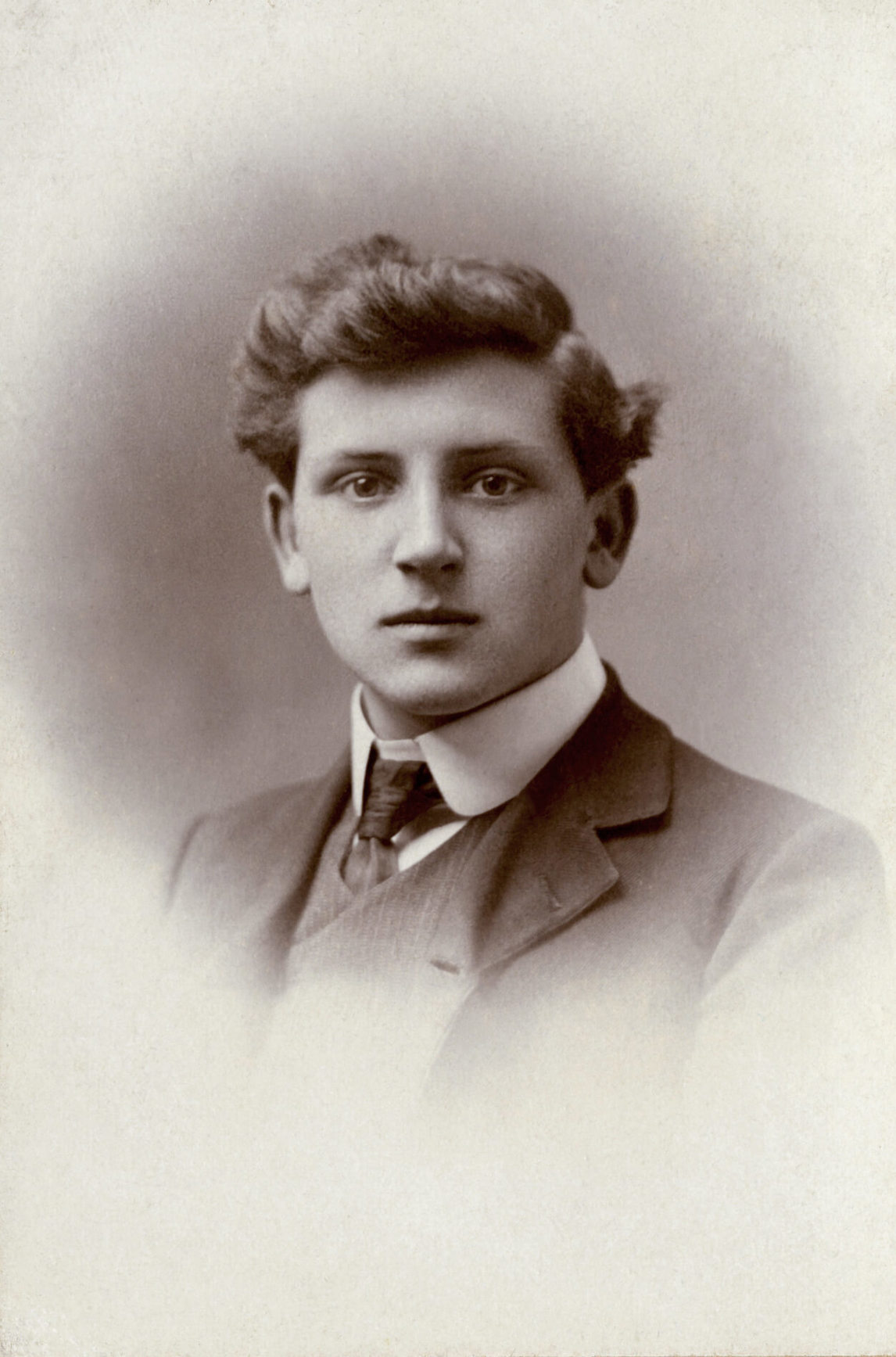Art Canada Institute, photo of Bertram Brooker, 1905