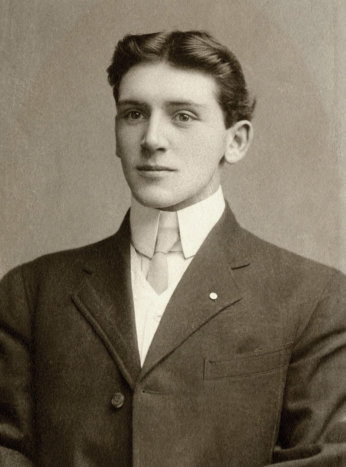 Art Canada Institute, photograph of Bertram Brooker, age twenty-five, Portage la Prairie, 1913.
