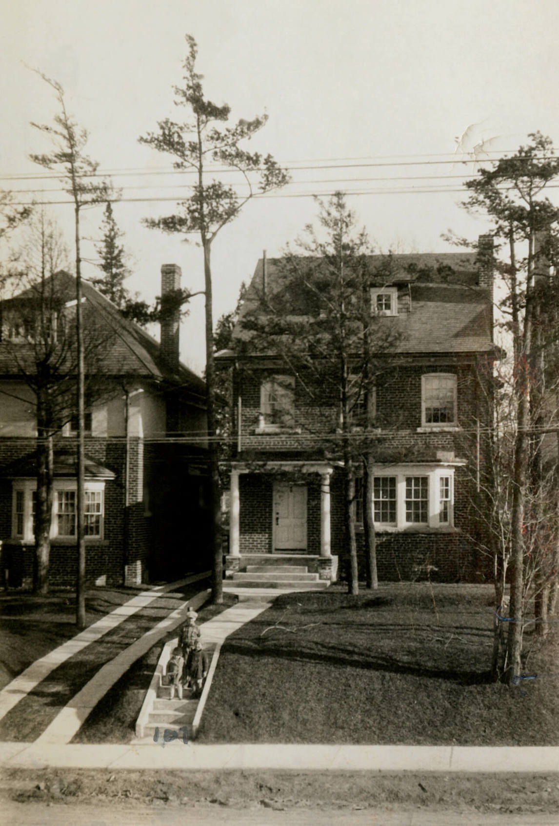 Art Canada Institute, photograph of Brookers’ three children in front of the family home, 1930s