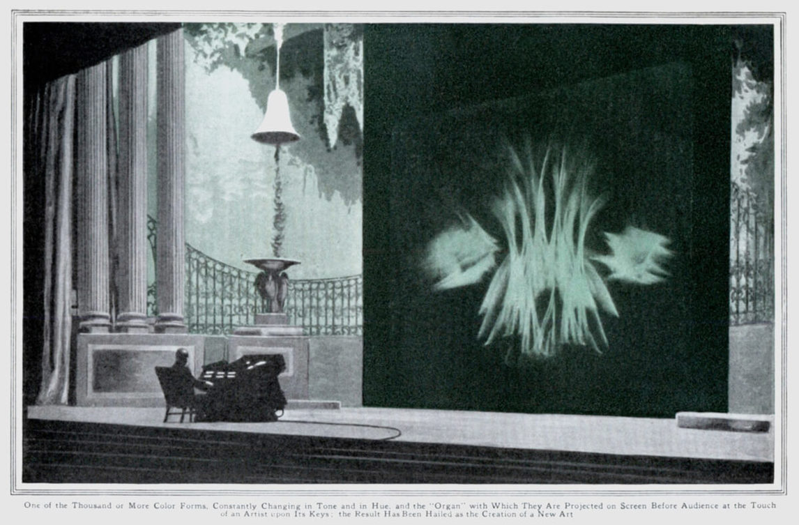 Thomas Wilfred assis au Clavilux durant une performance publique, v.les années 1920