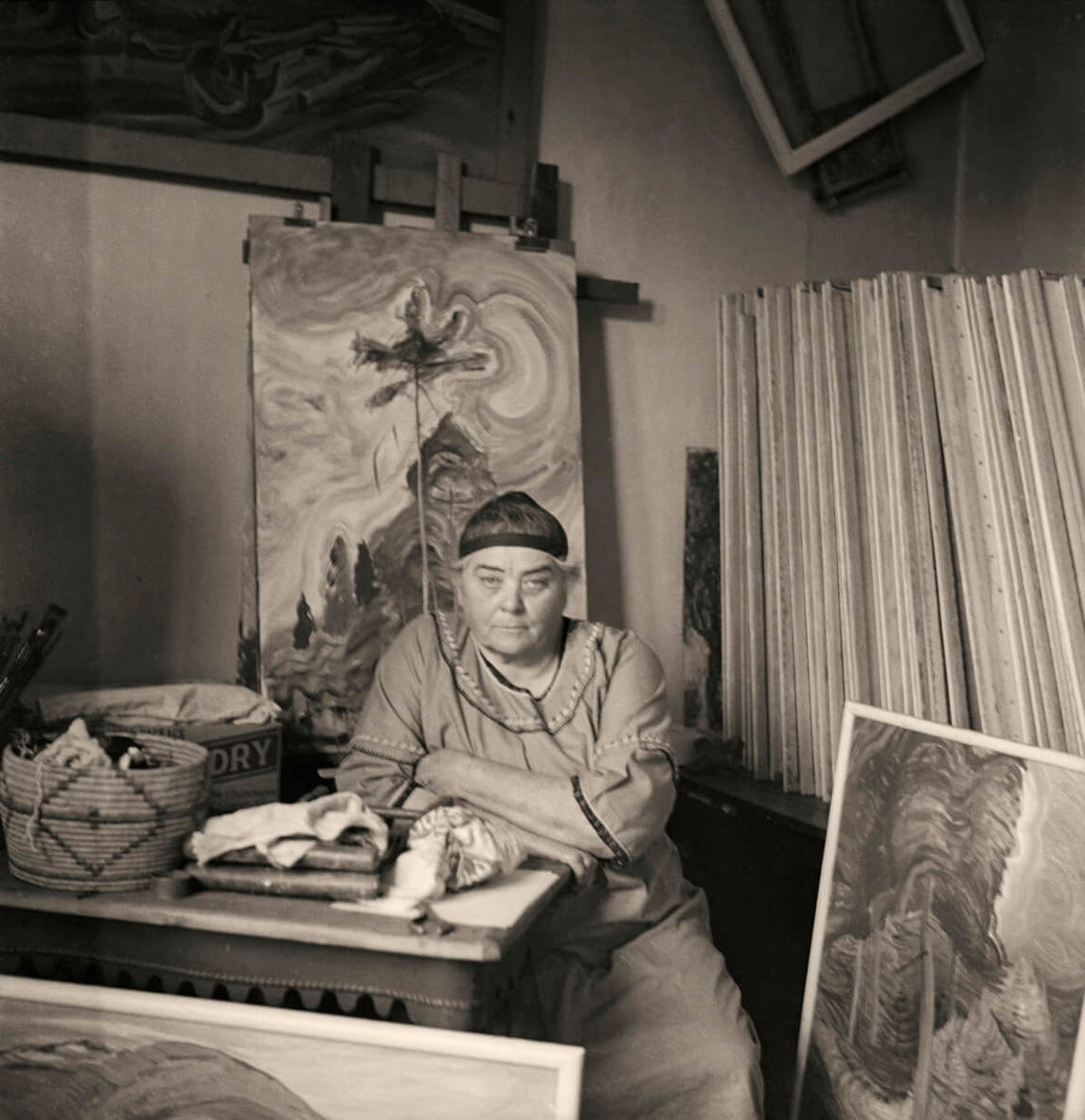 Emily Carr dans son atelier, 1939
