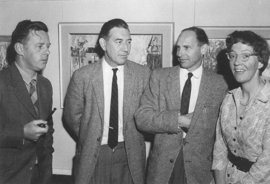 Murray Kinloch, Desmond Pacey, Bruno Bobak et Molly Lamb Bobak à l’exposition solo de Lamb Bobak tenue au Centre d’art de l’Université du Nouveau-Brunswick, Fredericton