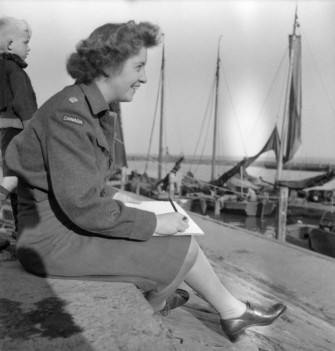 Molly Lamb en train de dessiner à Volendam, aux Pays-Bas, le 12 septembre 1945