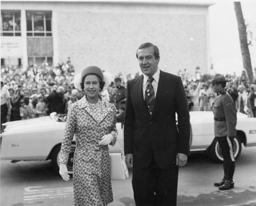 La Reine Elizabeth et le premier ministre Richard B. Hatfield, le 15 juillet 1976