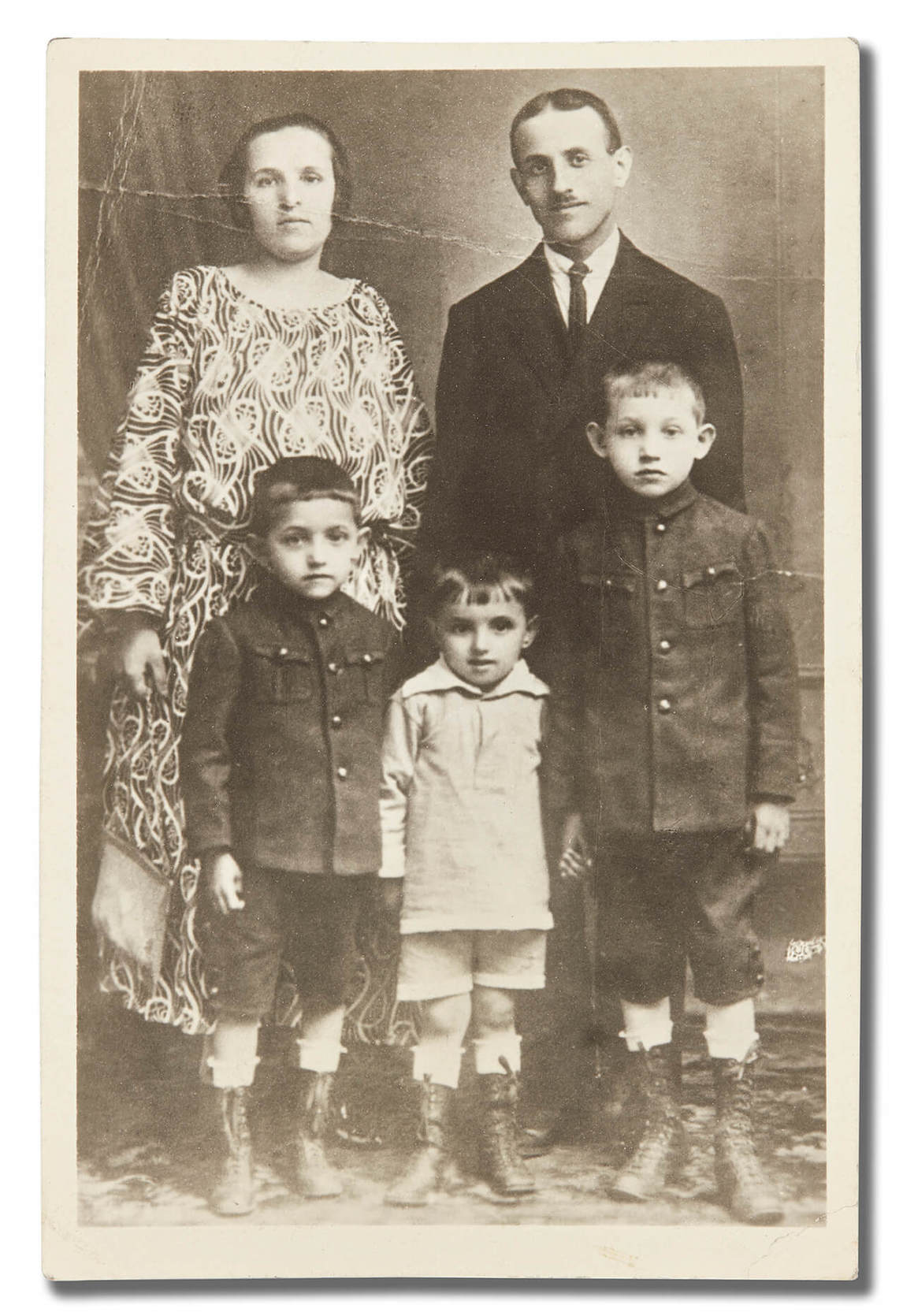 Art Canada Institute, Photograph, Left to right: (back row) parents Zisla Lewis and Jankel and (front row) children Yosl, Gershon, and Itchen, date unknown (c.1924)