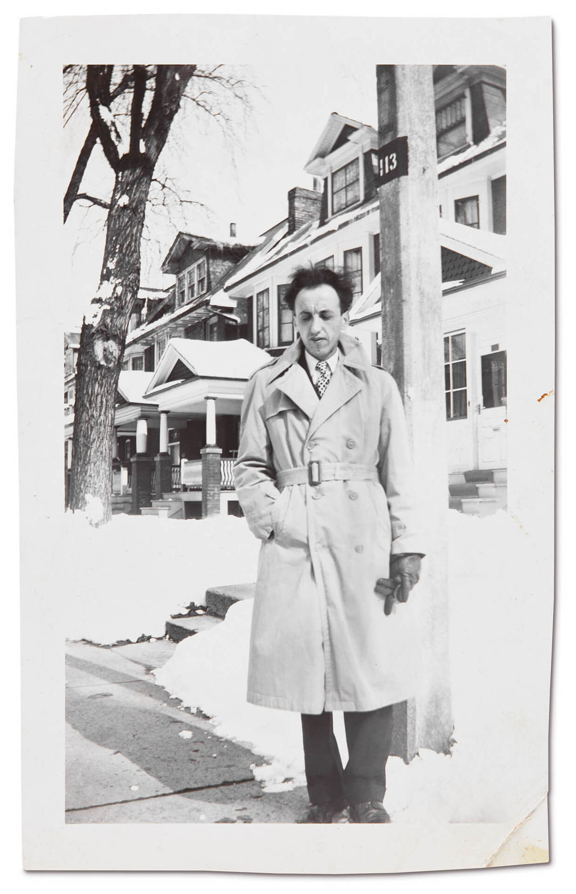 Art Canada Institute, photograph of Gershon Iskowitz in Toronto, winter c.1948–49