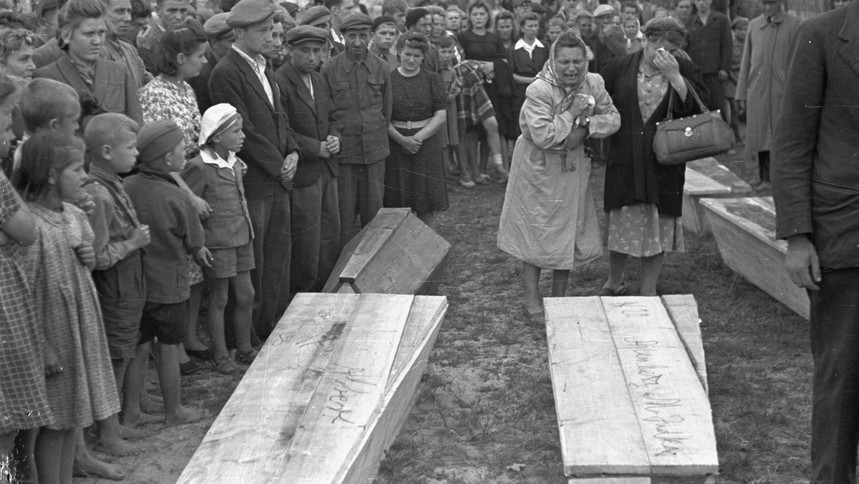 Art Canada Institute, photograph of a mass grave of the victims of the pogrom in Kielce, Poland, July 1946