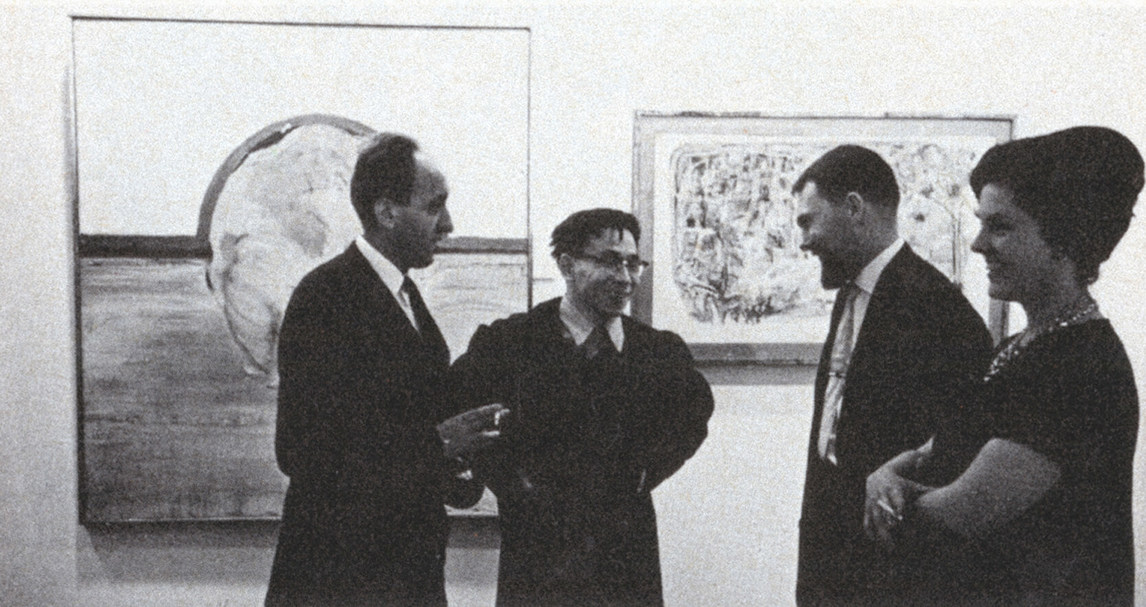 Art Canada Institute, photograph at Issacs Gallery, Left to right: Gershon Iskowitz, Kazuo Nakamura, Tony Urquhart, and Jane Urquhart, 1962