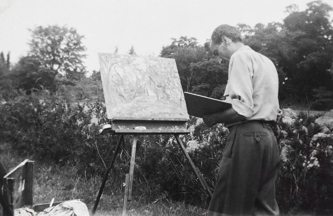 Art Canada Institute, photograph of Gershon Iskowitz painting outdoors, date unknow