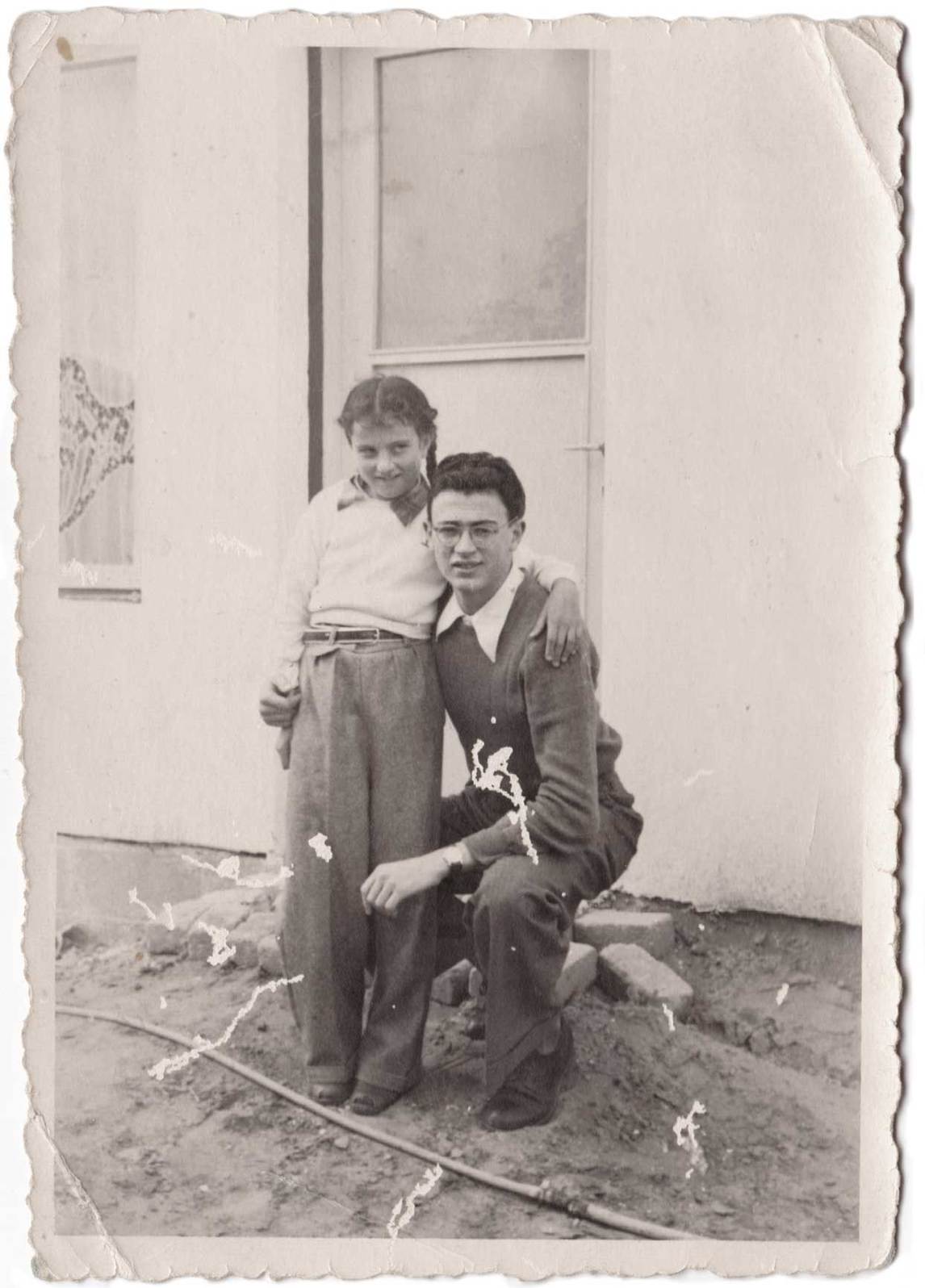 Zipora et Sorel devant le magasin familial en Israël, v.1952