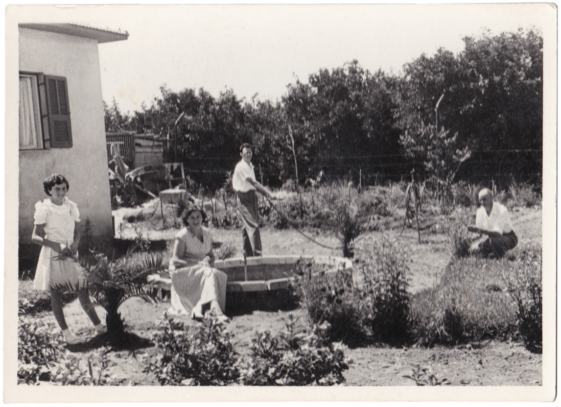 La famille Etrog réunie à sa maison, à Rishon LeZion, Israël, vers les années 1950