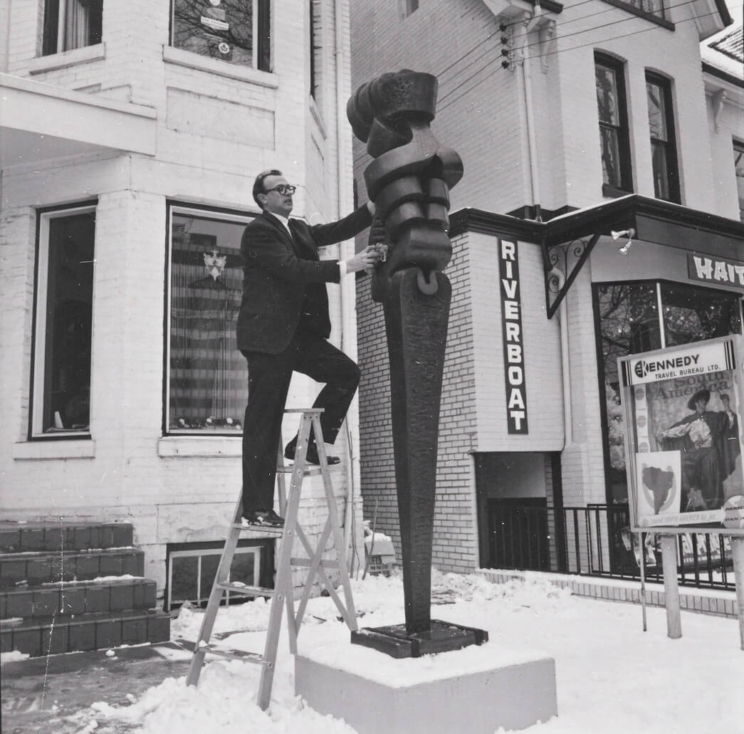 Sorel Etrog installant Capriccio (Caprice), 1961-1964, à la Galerie Moos, 1964