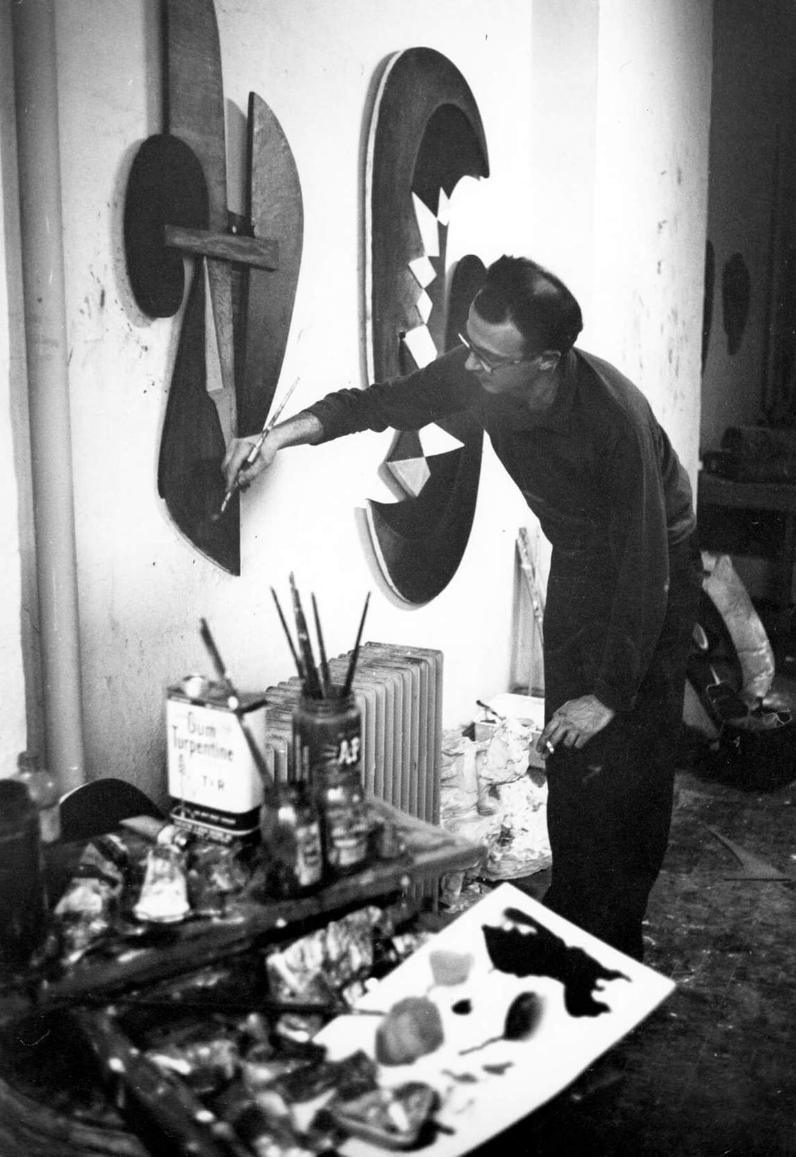 Sorel Etrog at the Zacks’ Southampton Wood Workshop, 1959, photograph by L. Brown