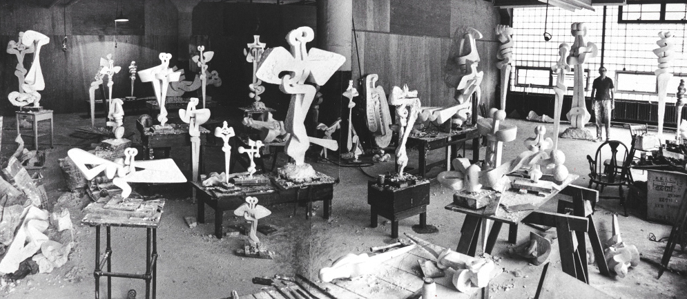 Sorel Etrog dans son atelier de Tip Top Tailors, Toronto, 1964