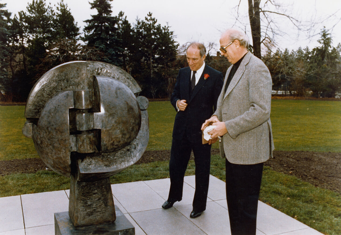 Le premier ministre Pierre Elliot Trudeau et Sorel Etrog avec Chambre à rêves, au 24, promenade Sussex, Ottawa 1983