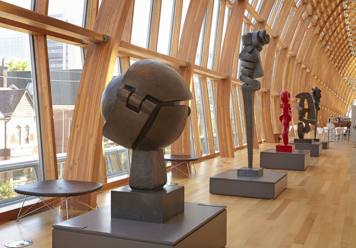 Vue d’installation des sculptures de Sorel Etrog dans la Galleria Italia