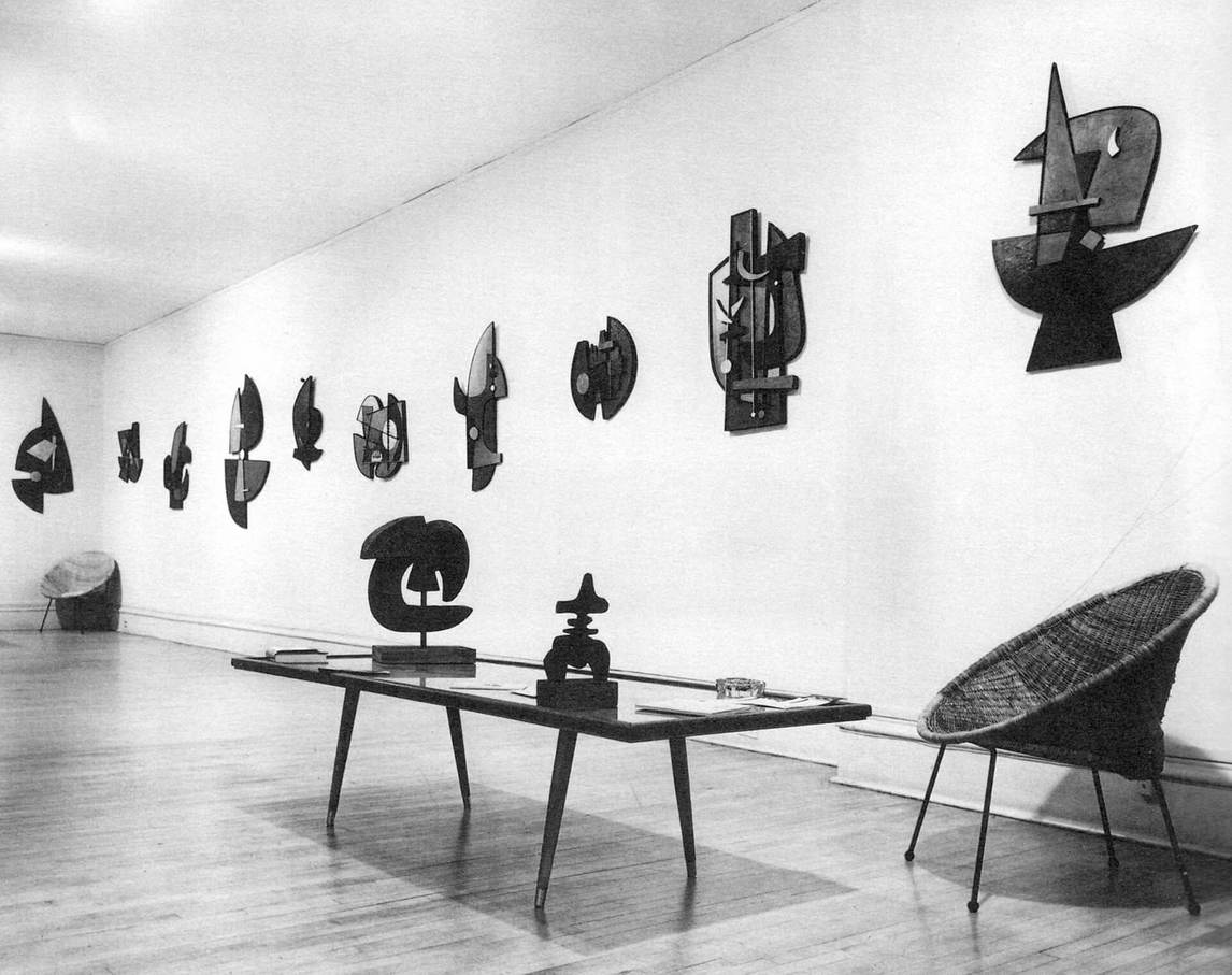 Vue de l’exposition d’Etrog à la Galerie Moos, Toronto, 1959