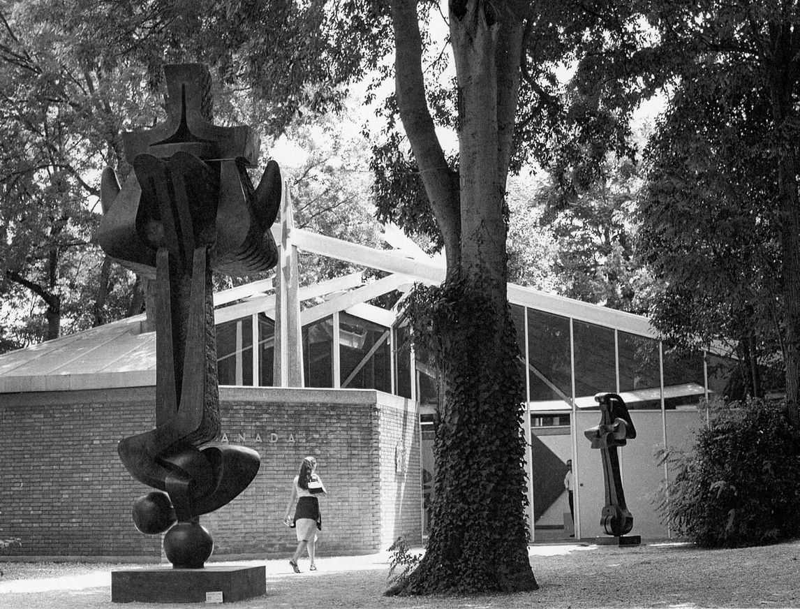 Pavillon du Canada à Venise avec Moïse, 1963-1965 (premier plan), et Mère et enfant, 1960-1962 (arrière-plan)