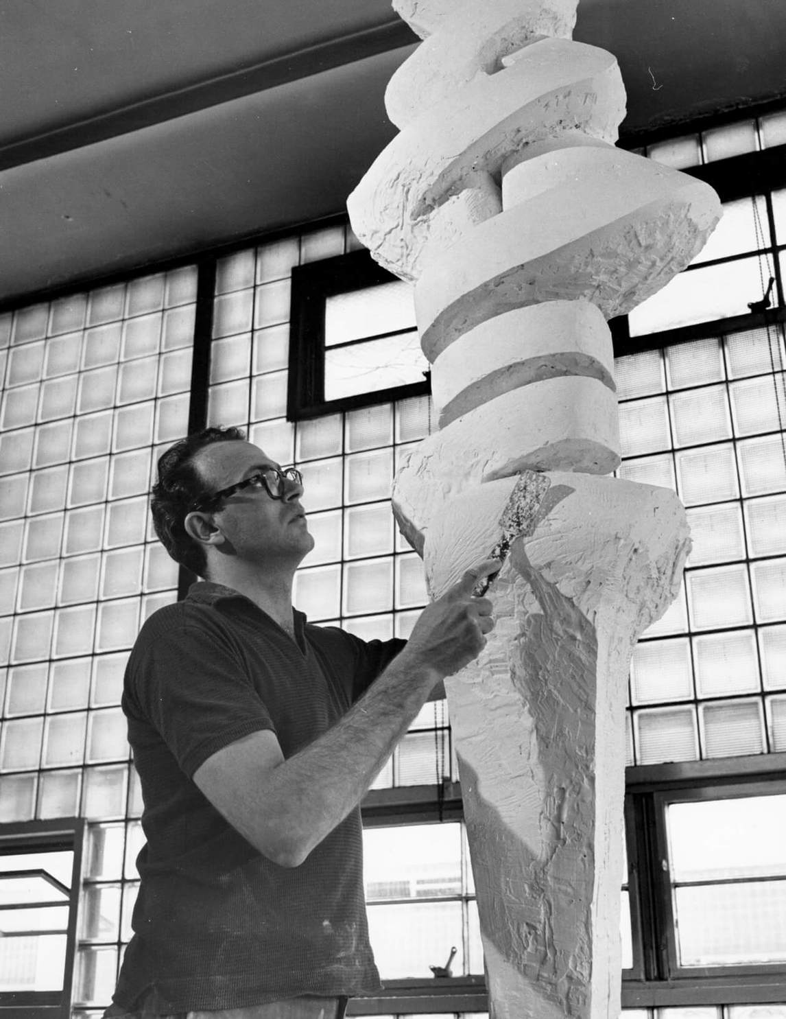 Sorel Etrog travaillant sur le plâtre de Embrace (L’étreinte), 1961-1964, début des années 1960
