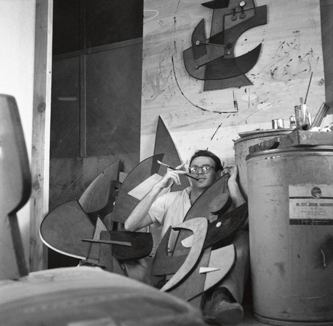 Sorel Etrog à la Southampton Wood Workshop des Zacks, 1959