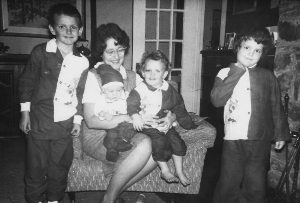 Mary Pratt avec ses enfants, (de gauche à droite) John, Ned, Barby et Anne, 1964