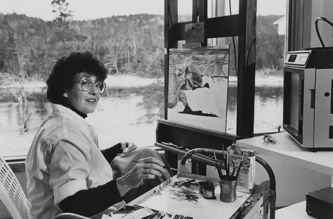 Mary Pratt dans son atelier, années 1990