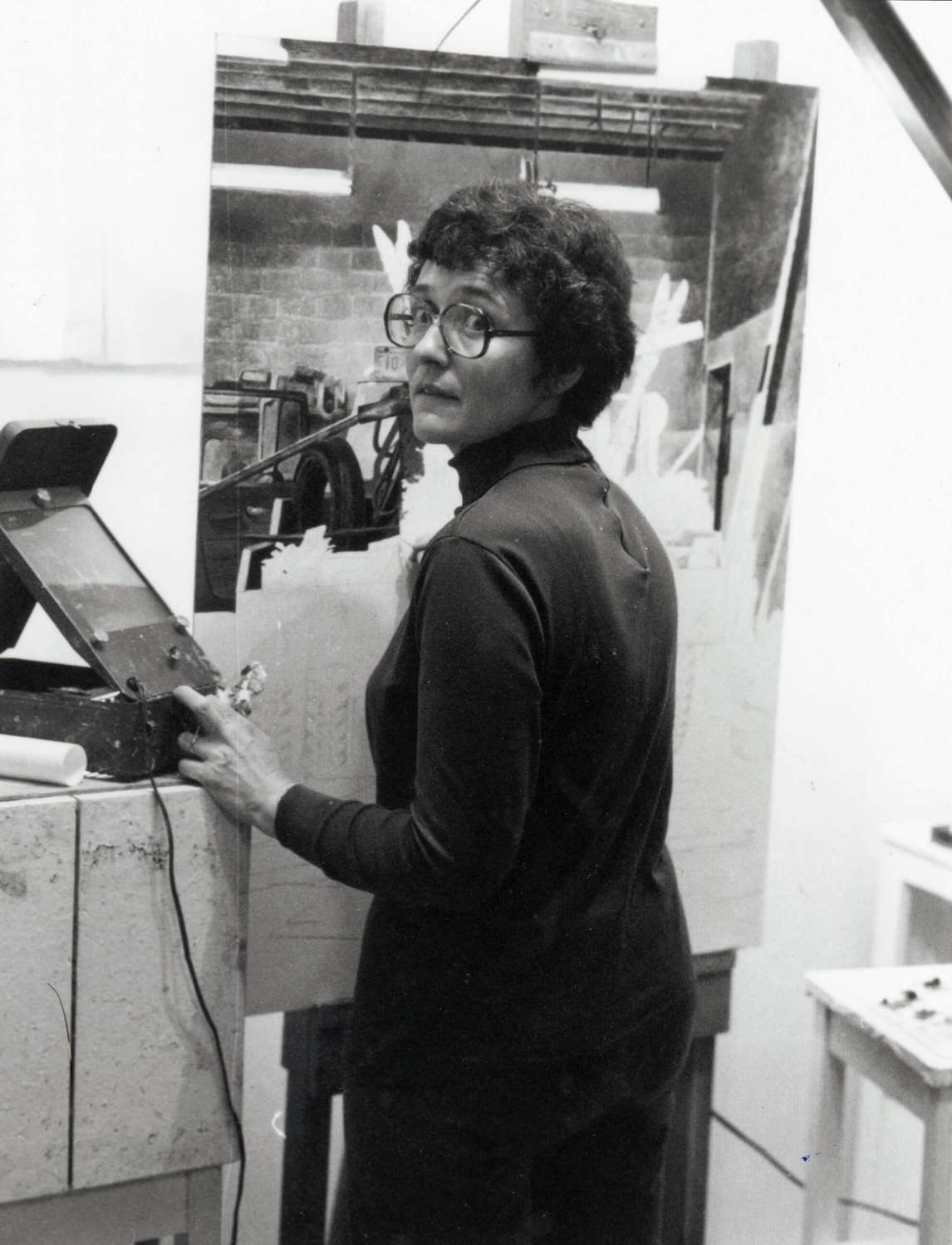 Mary Pratt travaillant sur Service Station (Station-service) dans son atelier de Salmonier, 1978