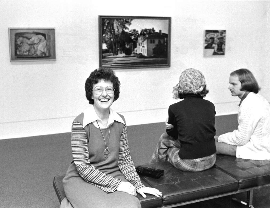 Mary Pratt à l’ouverture de l’exposition Some Canadian Women Artists (Quelques femmes artistes canadiennes), au Musée des beaux-arts du Canada, Ottawa, 1975