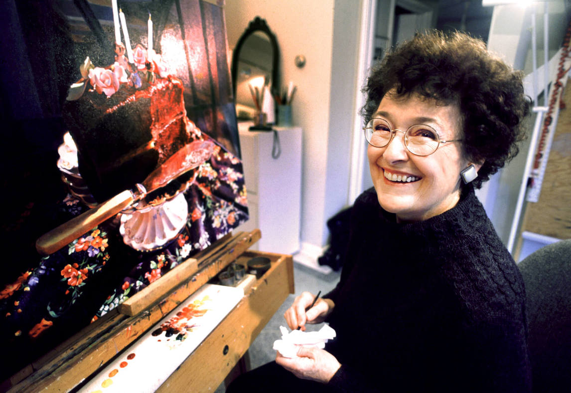 Mary Pratt avec sa toile Chocolate Birthday Cake (Gâteau au chocolat d’anniversaire), 1997