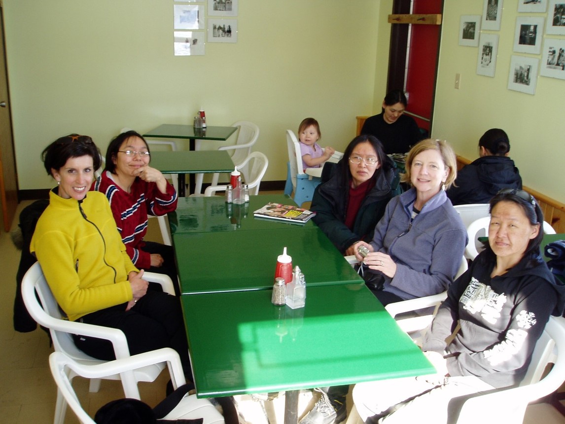 Dîner au restaurant du coin avec Nancy Campbell, Siassie Keneally, Shuvinai Ashoona, Patricia Feheley et Annie Pootoogook, v.2005