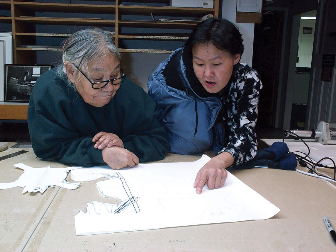 Annie Pootoogook et Kenojuak Ashevak aux Ateliers Kinngait,