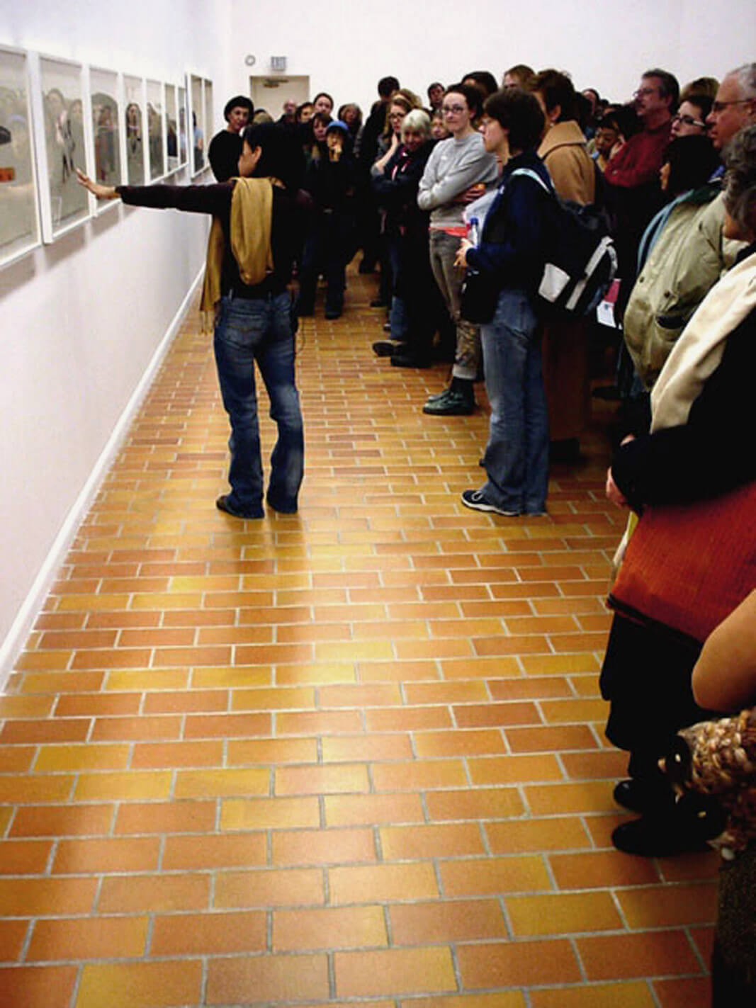 Annie Pootoogook s’adresse à la foule au Alberta College of Art and Design (aujourd’hui l’Université des arts de l’Alberta), 2007