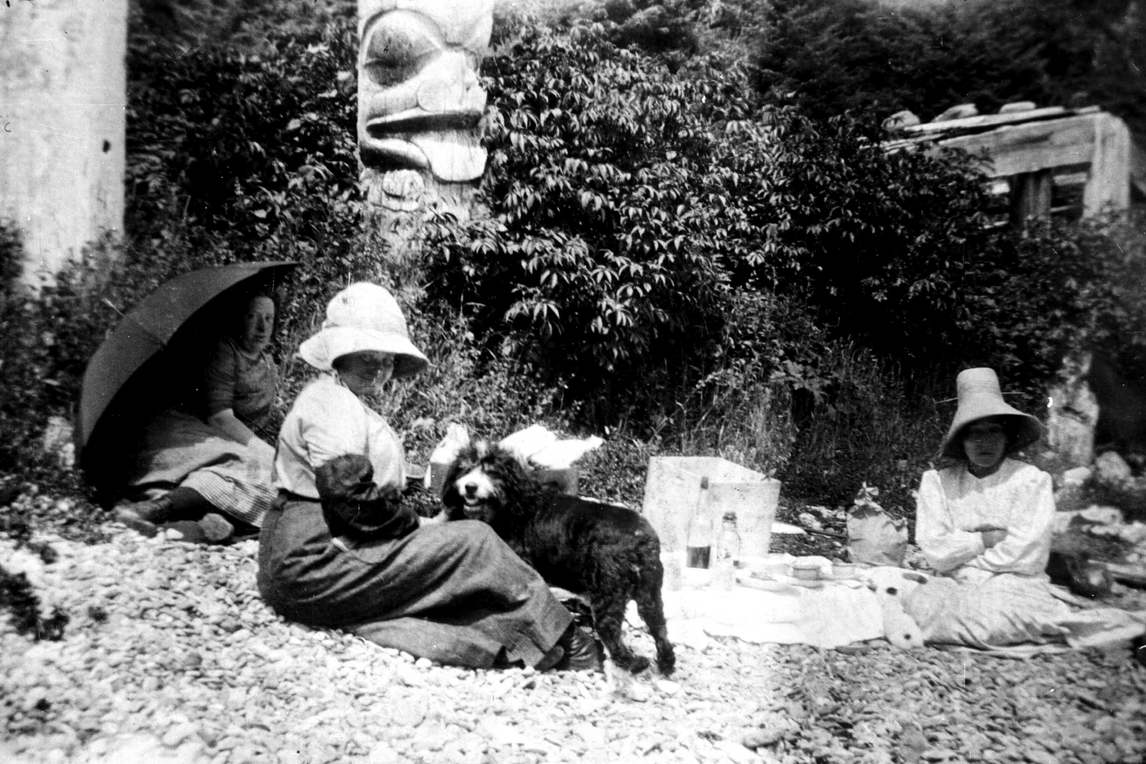 Art Canada Institute, Emily Carr, Carr on a picnic with two unidentified First Nations women and her dog Billie, 1912