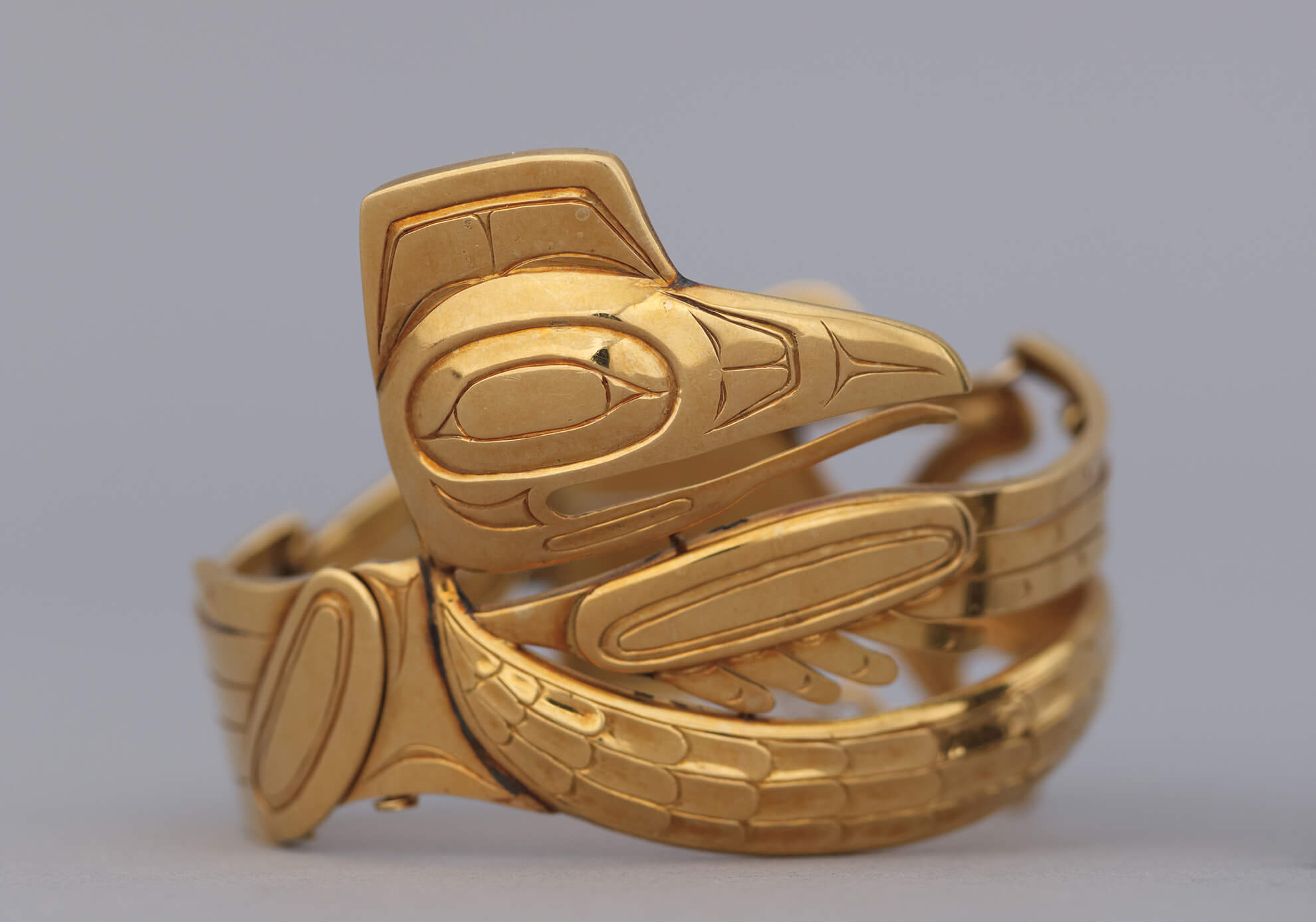 Bracelet à charnière avec motif de corbeau, v.1955