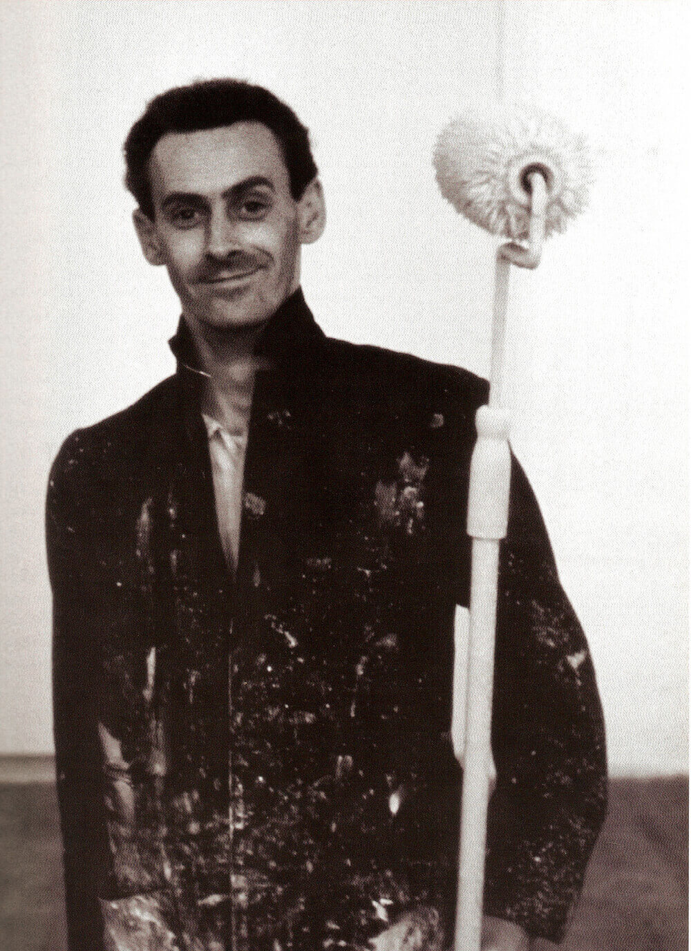 Art Canada Institute, Gaucher holding a paint roller c. 1968–69