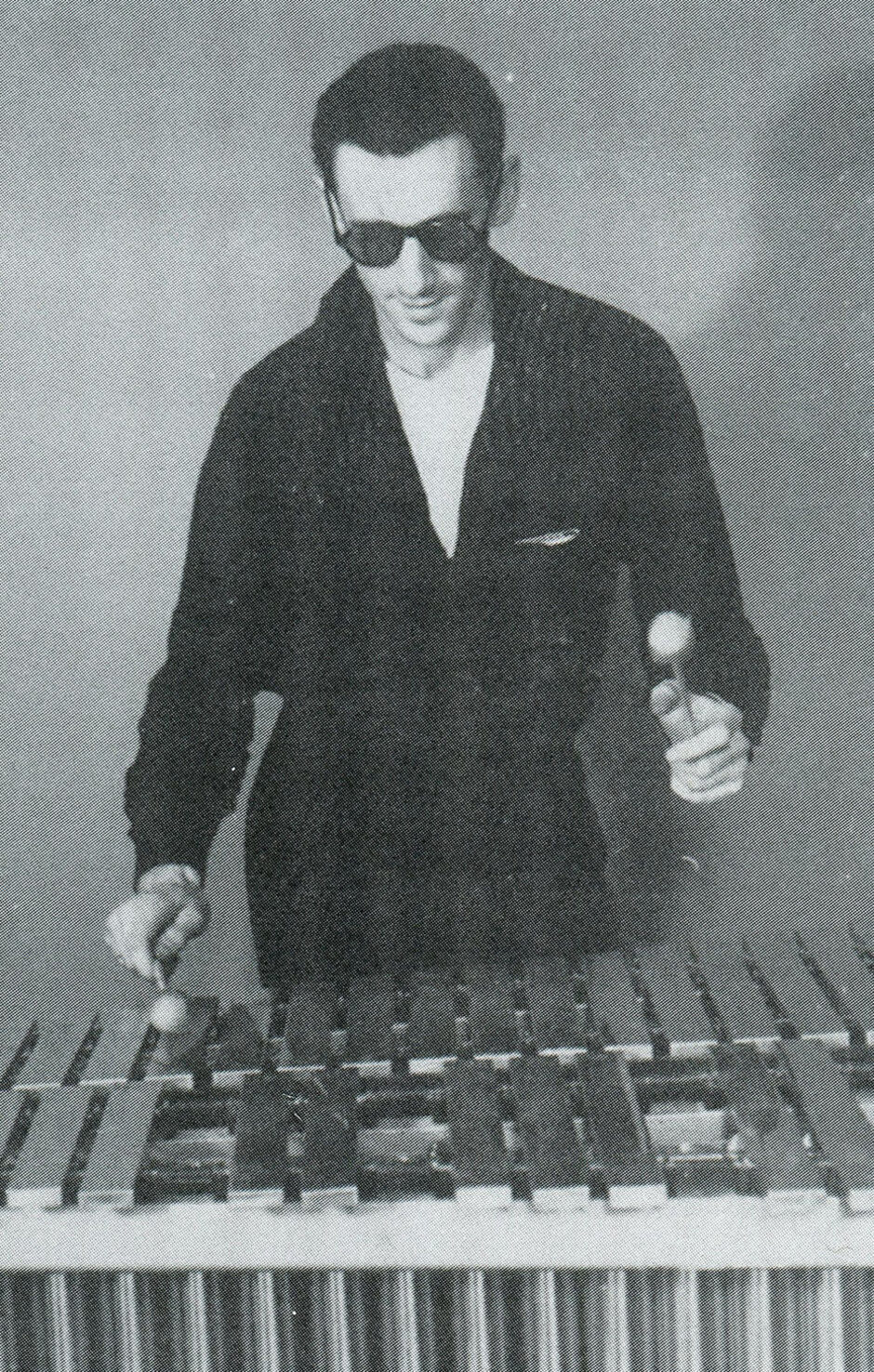 Art Canada Institute, Gaucher playing the vibraphone, c. 1951–52