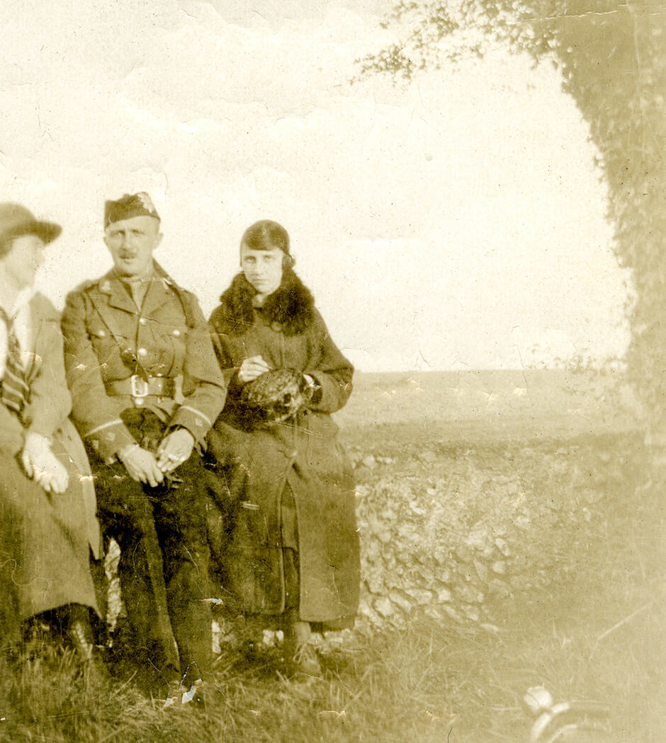 Art Canada Institute, Prudence Heward and her brother Chilion in England, c. 1915