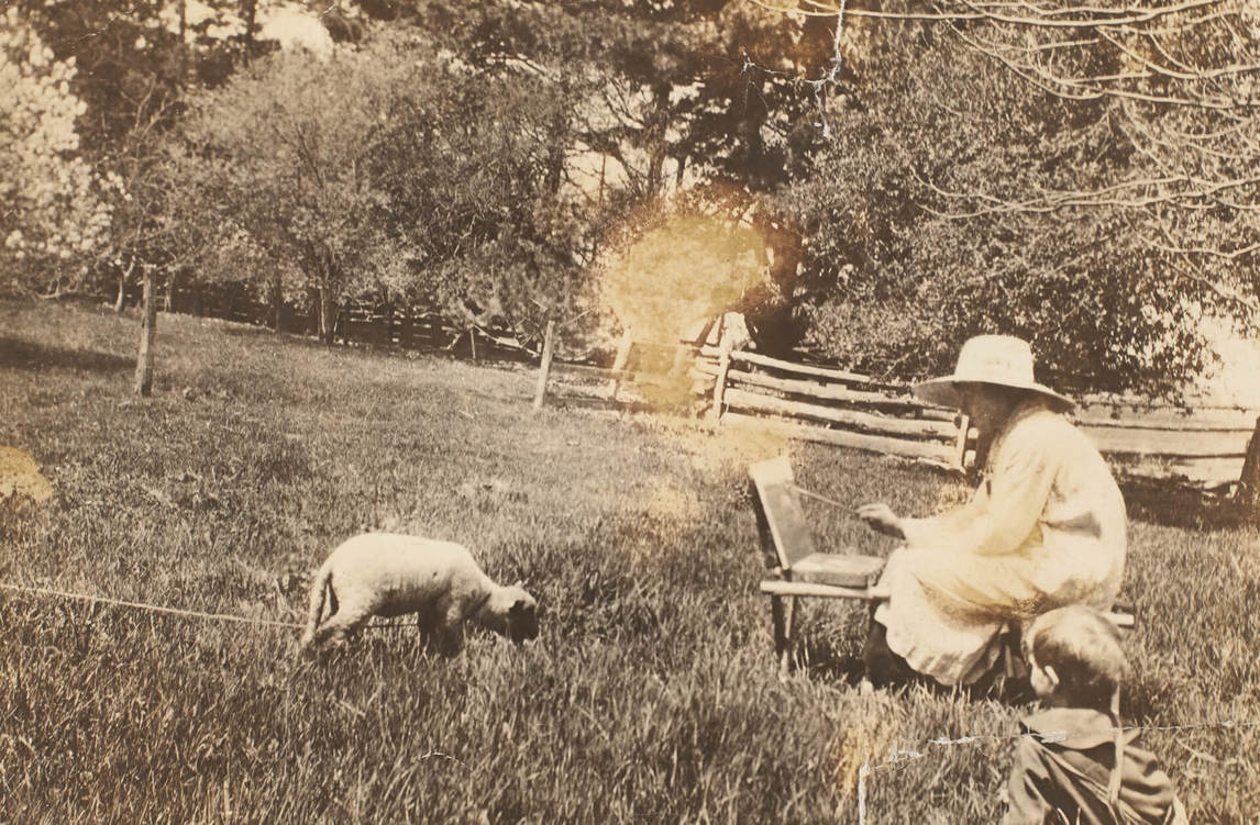 Art Canada Institute, Photograph of Heward painting en plein air around Brockville, c. 1920