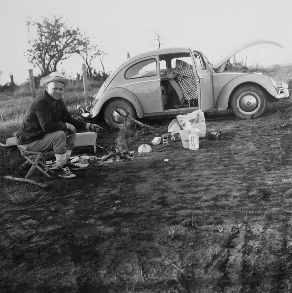 Art Canada Institute, William Kurelek, William Kurelek and his Volkswagen Beetle, c. 1963