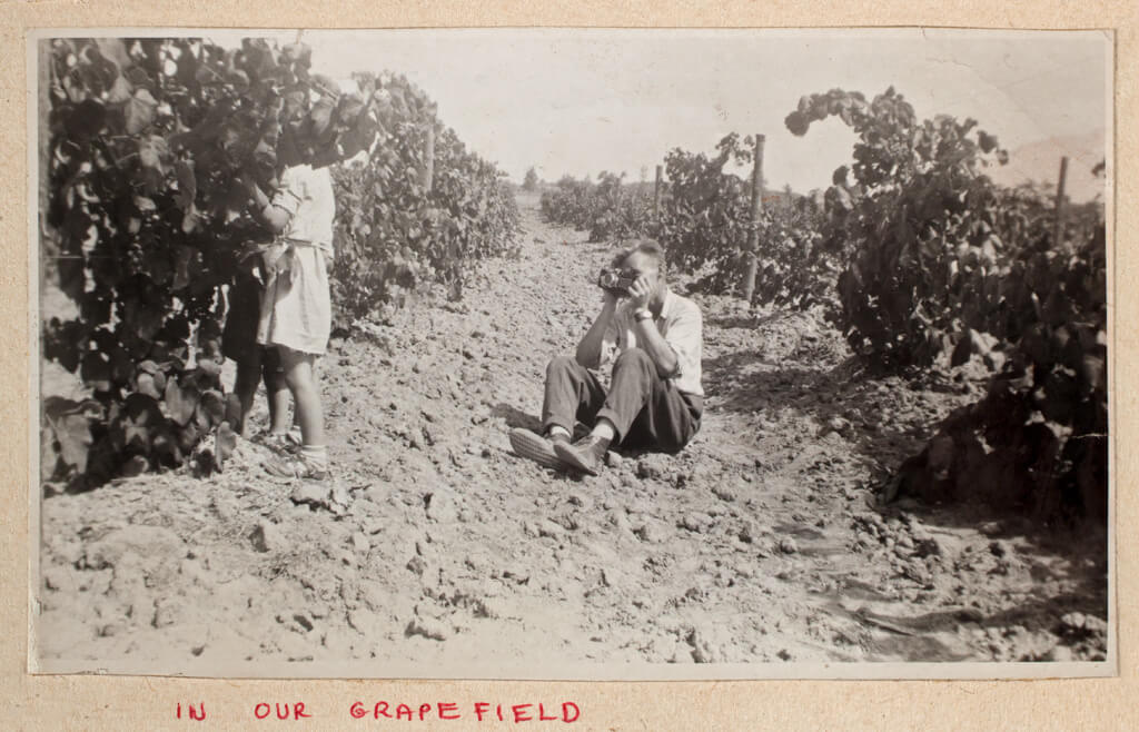 Art Canada Institute, William Kurelek, William Kurelek taking photographs at his parents’ farm in Vinemount, Ontario, c. 1956.