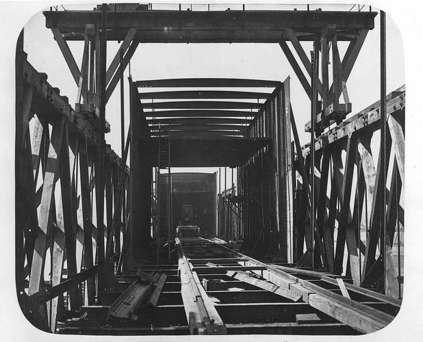 William Notman, Vue de l’intérieur de la structure du tube et échafaudage, pont Victoria, Montréal, 1859