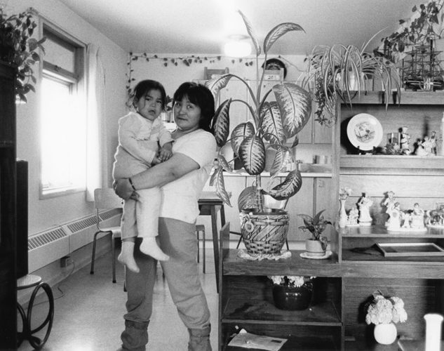 Oviloo Tunnillie in Cape Dorset, 1987, photograph by John Paskievich. 