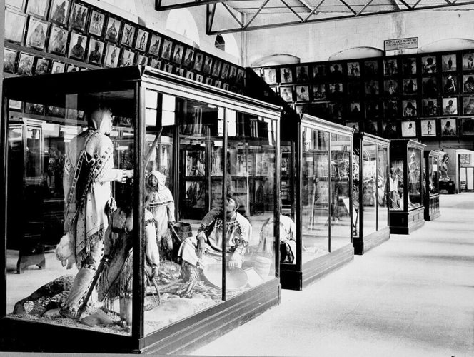 Les peintures de la Galerie indienne de George Catlin, voisinant des dioramas d’autochtones américains au United States National Museum, Washington, D.C., v.1901