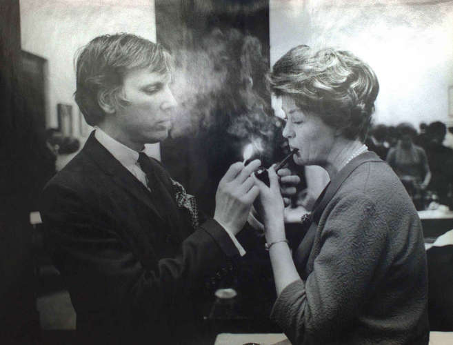 Harold Town et Janet Barker à l’occasion d’une réception au Musée des beaux-arts de l’Ontario en 1967, photographié par John Reeves.