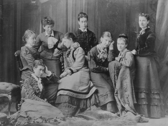 William Notman, Jeunes femmes de la salle de tirage de Notman, groupe de Mlle Findlay, Montréal, 1876