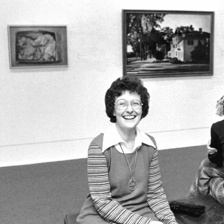 <p>Mary Pratt à l’ouverture de l’exposition <em>Some Canadian Women Artists</em> (Quelques femmes artistes canadiennes), au Musée des beaux-arts du Canada, Ottawa, 1975, photographe inconnu.</p>
