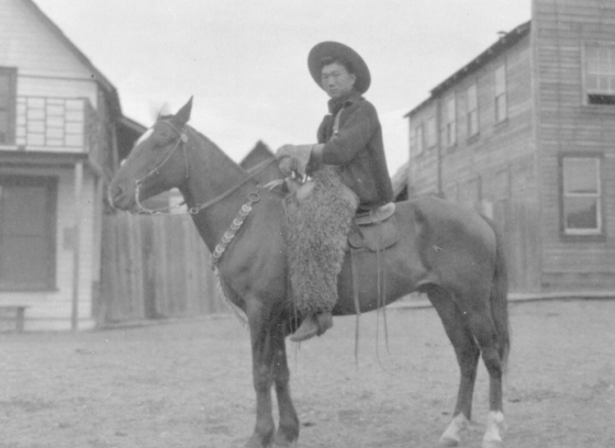 Kong Shing Sing à cheval sur l’avenue Barlow, à Quesnel