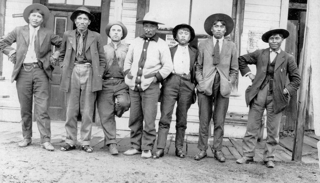 Groupe d’hommes devant le commerce de C. D. Hoy à Quesnel