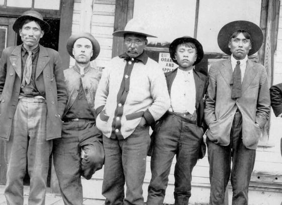 Groupe d’hommes devant le commerce de C. D. Hoy à Quesnel