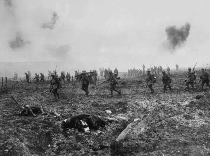 Pendant la bataille de la crête de Vimy, le 29e bataillon d’infanterie avance sur la « zone neutre » malgré le barbelé allemand et le feu nourri des tireurs